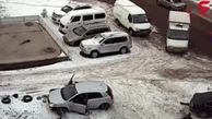 له شدن زن جوان بین دو خودرو، هنگام یخ زدگی خیابان + فیلم