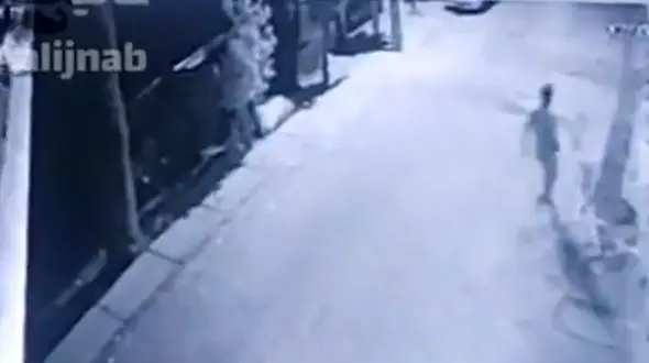 ببینید / لحظه ورود دزد به خانه در لحظه بسته شدن درب پارکینگ + فیلم