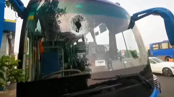 لحظه هولناک وارد شدن قطعه آهن معلق به داخل یک اتوبوس پر از مسافر در اتوبان + فیلم/چین