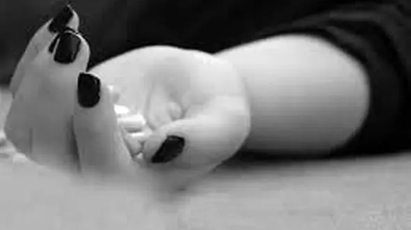 خودکشی خانم معلم در خانه مجردی + عکس