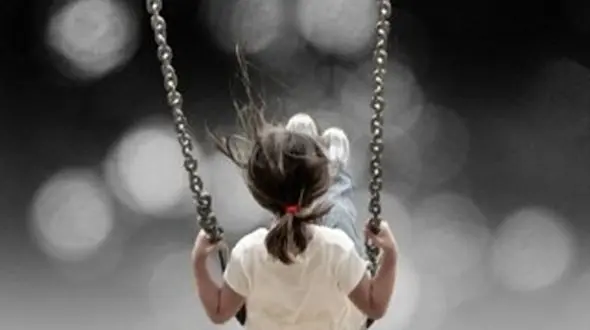 معراج 9 ساله درحال تاب بازی جان داد/ وزن بدنش بلای جان او شد 