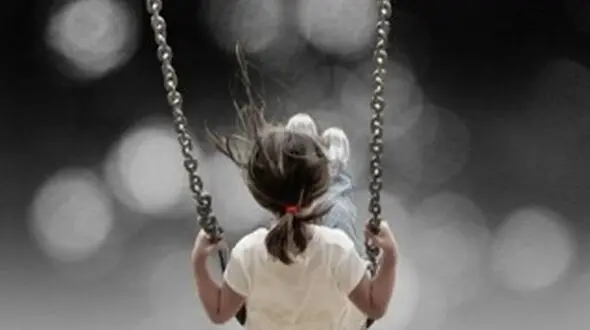 معراج 9 ساله درحال تاب بازی جان داد/ وزن بدنش بلای جان او شد 