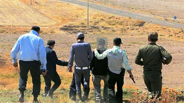 گنج یابان با اسلحه و دستگاه فلز یاب  در جنگل نور