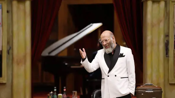 این مرد بی شک جادوگر سینمای ایران است ! + فیلم آواز انگلیسی محمد بحرانی ( جناب خان ) 