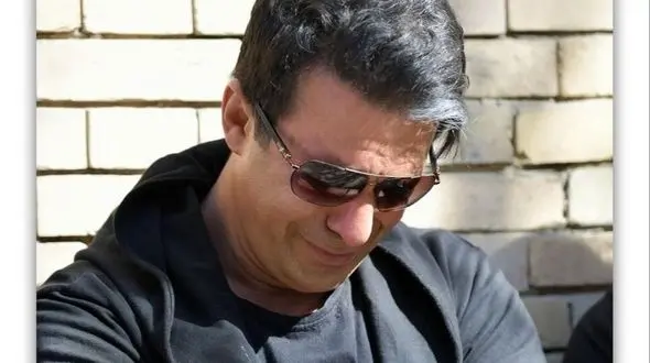 عکس ها / ضجه های تلخ یوسف تیموری در آغوش پدر رضا داوودنژاد در سوگ رفیقش/ تصویری که غم تداعی کرد