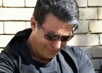 عکس ها / ضجه های تلخ یوسف تیموری در آغوش پدر رضا داوودنژاد در سوگ رفیقش/ تصویری که غم تداعی کرد