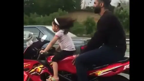 دختر بچه 4 ساله راننده موتورسیکلت پدرش شد