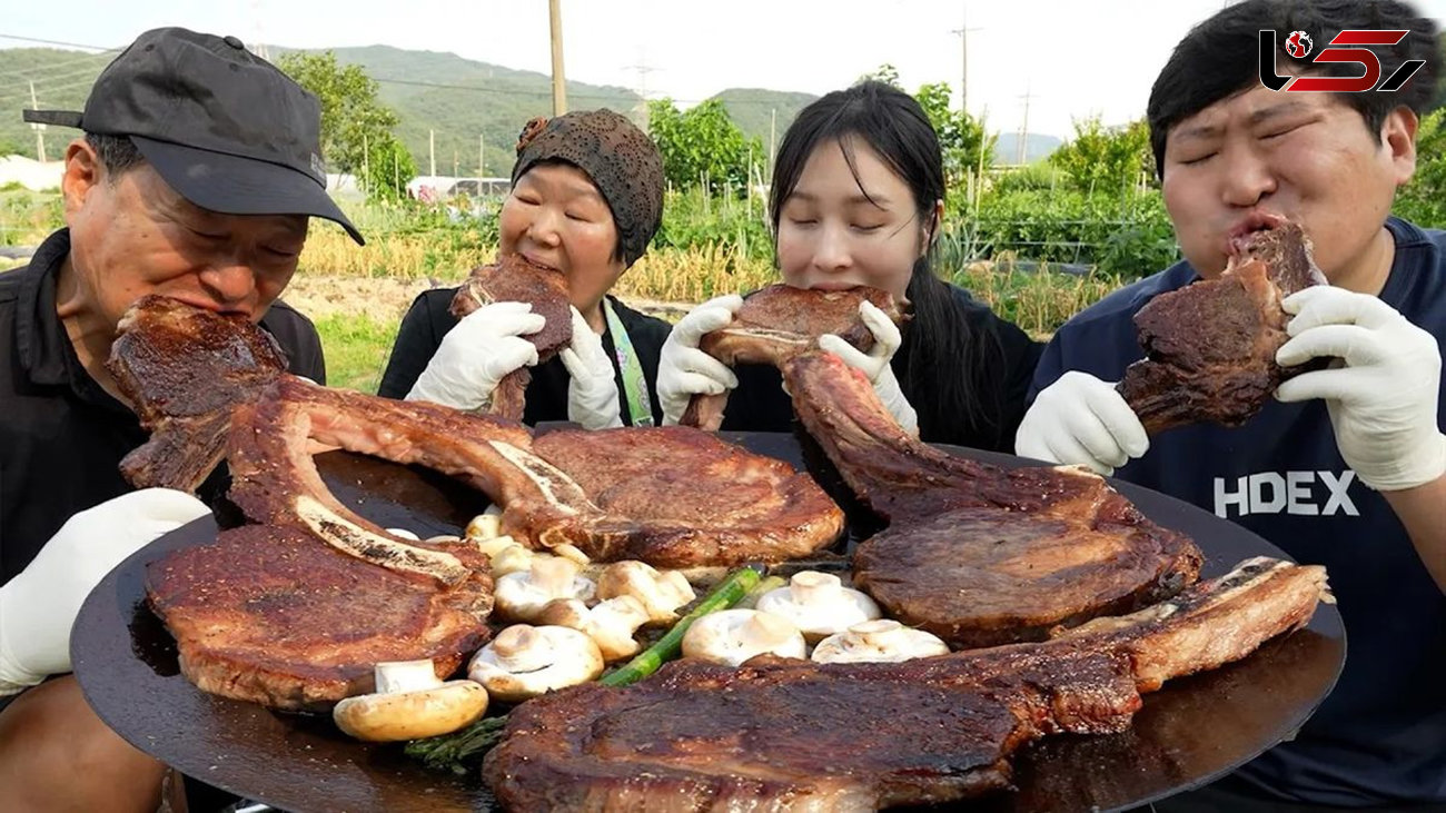 ببینید / غذا خوردن با صدا؛ پخت استیک غول پیکر گاو و خوردن آن توسط یک خانواده کره ای+فیلم