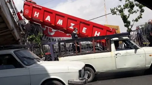 تریلی پل عابر پیاده جاده ساوه را درو کرد + فیلم