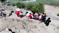 نجات فرد گرفتار شده در حریم سد امیرکبیر در جاده چالوس 