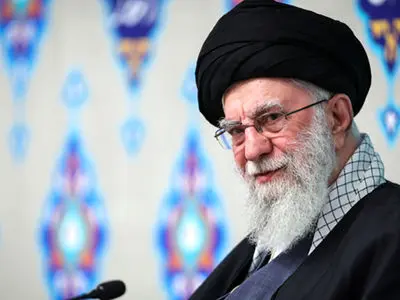 عکس سفر در زمان «یوزارسیف و یعقوب» در حال نماز خواندن پشت سر «رهبری شهید انقلاب» در بیت رهبری