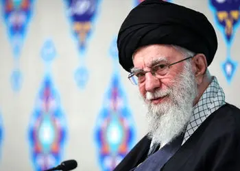 عکس سفر در زمان /  2 بازیگر سرشناس در حال نماز خواندن پشت سر «رهبری شهید انقلاب» در بیت رهبری