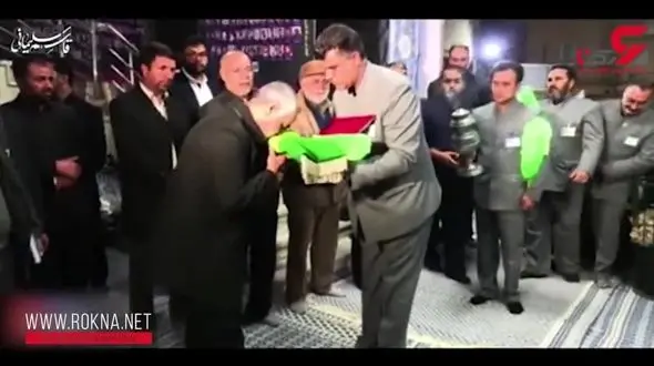 تبرک جستن حاج قاسم سلیمانی به پرچم حرم امام رضا (ع) + فیلم 