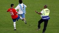 بازیکن شیلی به جیمی جامپ لگد زد