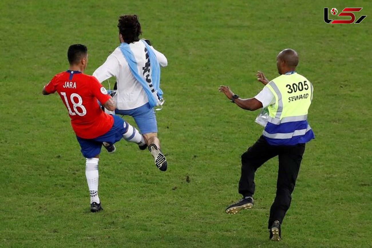 بازیکن شیلی به جیمی جامپ لگد زد