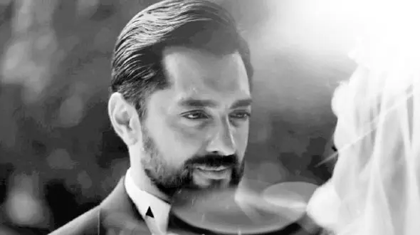 عکس/ نگاهی به آشپزخانه با کلاس با کابینت های سفید ، گاز رومیزی و نور مخفی بالای گاز خانه مینا  مختاری و بهرام رادان / شیک و ساده