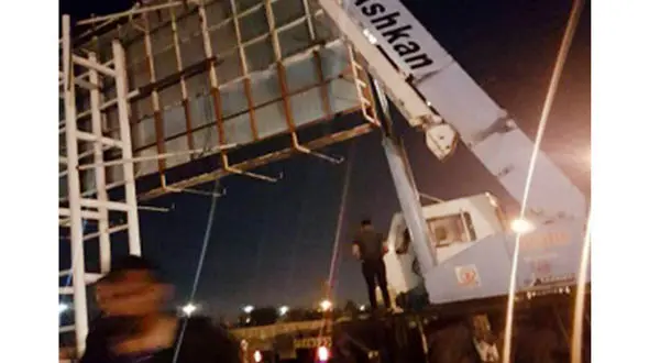 درگیری مردم دزفول و اندیمشک نتیجه داشت / تابلوی ورودی اندیمشک برداشته شد + عکس