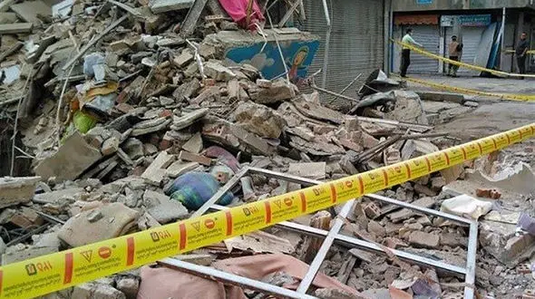 معجزه در زنده ماندن پسر 14 ساله در ریزش آوار یک خانه در اهواز