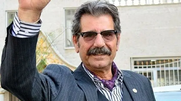 عزت الله مهرآوران در کنار پسرش + عکس