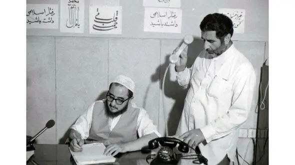 امام خمینی: اصلاً من خبر داشتم که هویدا کشته شده است؟ / جنتی پابرهنه جلسه را ترک کرد