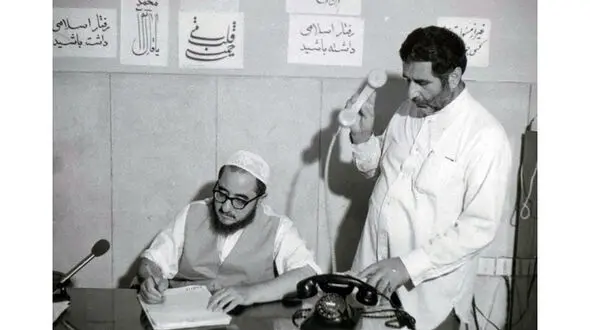 امام خمینی: اصلاً من خبر داشتم که هویدا کشته شده است؟ / جنتی پابرهنه جلسه را ترک کرد