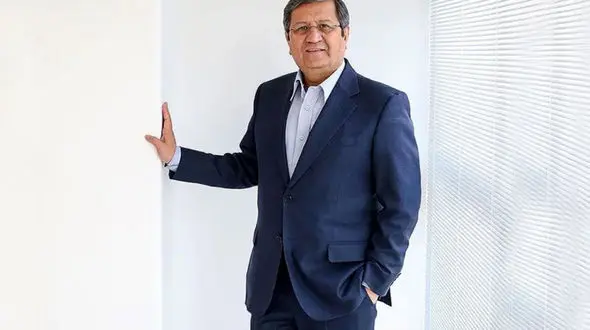 همتی دوباره در بانک مرکزی با وعده ثبات اقتصادی در اوج نوسانات ارزی / آیا این بار فرق می کند؟