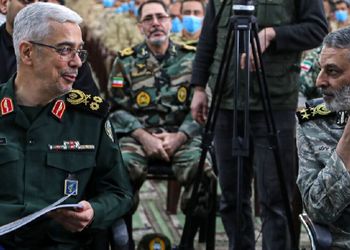 عکس/ سفر در زمان؛ «سرلشکر باقری و سردار حاجی زاده» در کنار موشک خیبرشکن/ سال 1403