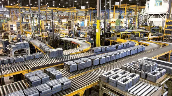 حادثه هولناک برای پسر خردسال در کارخانه + فیلم / چین