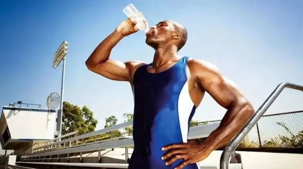 چه بنوشیم تا هنگام ورزش در هوای گرم تشنه و خسته نشویم؟