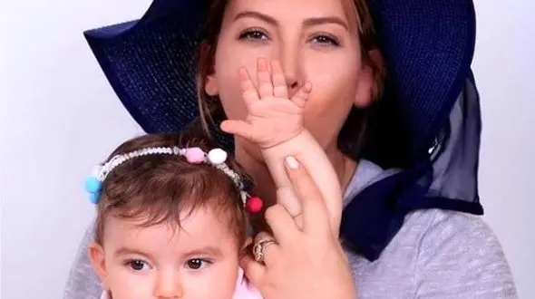 فیلم دکتر بازی فریبا نادری و دختر زیبایش جانا  / خانم بازیگر به دخترش :وقتی با غریبه ها حرف میزنی باید حجاب داشته باشی