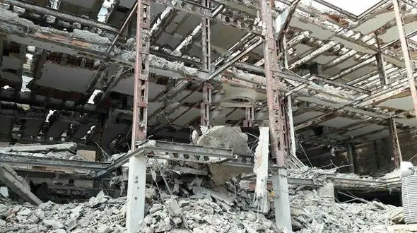 ریزش آوار ساختمان قدیمی بر سر 4 کارگر در تهران + عکس 