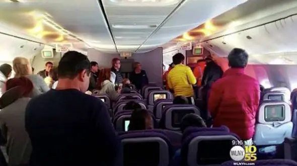 یخ زدن مسافران حبس شده در هواپیمای بوئینگ 777 +عکس