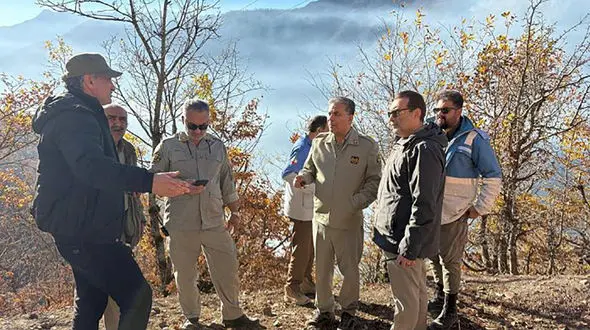 حضور میدانی معاونان سازمان حفاظت محیط زیست در عملیات اطفای حریق جنگل الیت