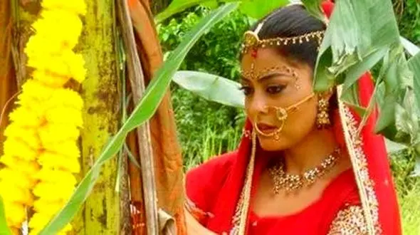 خانم هایی که در هند با درخت ازدواج می کنند+عکس