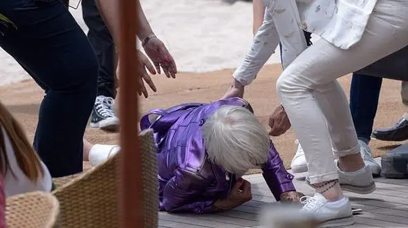 بازیگر معروف زن در جشنواره کن زمین خورد و سوژه عکاسان شد +تصاویر