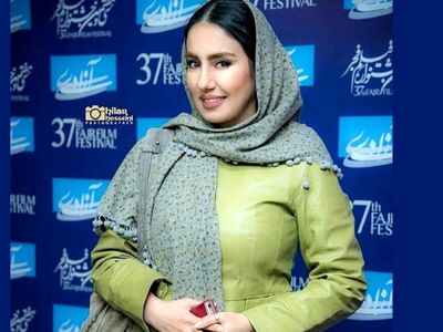 ژست های لاکچری  شیدا یوسفی بازیگر سریال نون خ در کنار اتومبیل های گران قیمت در دبی! / انگار ایرانی نیست!