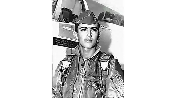 صدام به خون این خلبان ایرانی تشنه بود ! / شهادت خلبان اقبالی با بی رحمانه ترین شکل ! + عکس ها