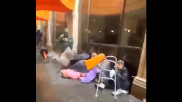 ببینید / وضعیتی اسفناک از خیابان‌ های آمریکا در شب‌های سرد سانفرانسیسکو + فیلم