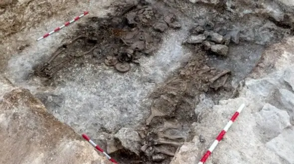 یک کشف شوکه‌کننده / اسکلت ۲۱۰۰ ساله با تاج زرین پیدا شد!