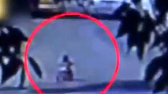 سه چرخه سواری کودک خردسال خلاف جهت در یک خیابان شلوغ! +فیلم 