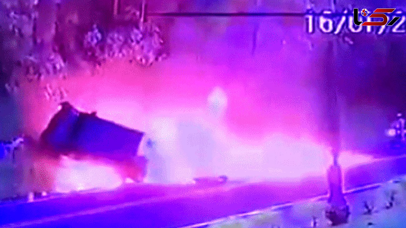 آتش سوزی بر اثر تصادف شاخ به شاخ موتورسوار با خودرو + فیلم