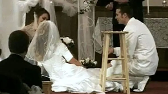 این مرد با  ۸ زن زیبایش  در یک خانه می ماند ! / همه زیبا و جوان هستند+ عکس 