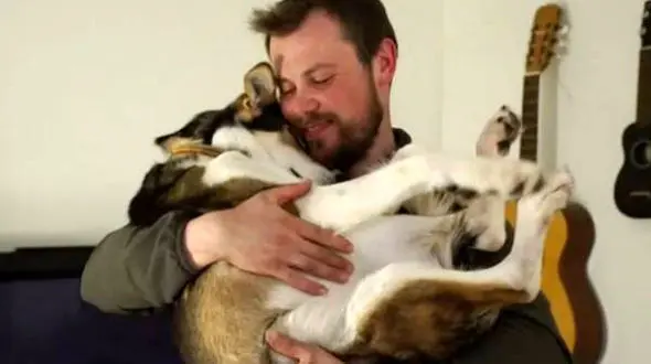 زندگی جالب مرد جوان با 100 سگ!+عکس