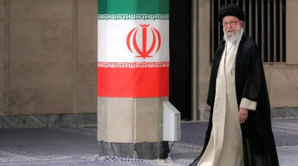 عکس بازدید رهبر انقلاب از بقایای هواپیماها و تجهیزات آمریکایی‌های مهاجم به خاک ایران!