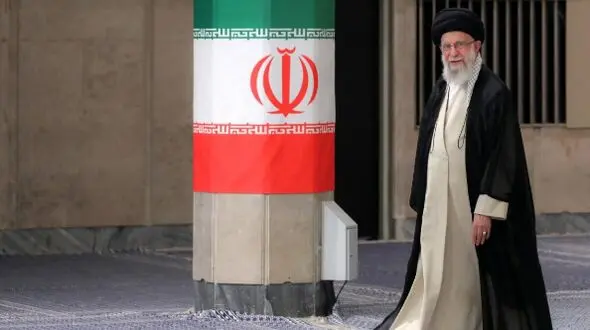عکس بازدید رهبر انقلاب از بقایای هواپیماها و تجهیزات آمریکایی‌های مهاجم به خاک ایران!