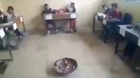 دانش آموزان در این روستا خود را با پتو گرم می کنند؟ / طاویران سفلی کجاست!؟ 