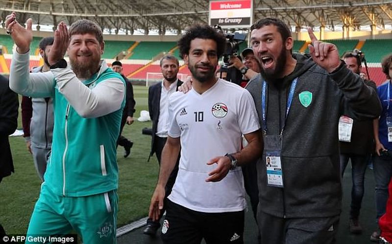 4D1D5D9400000578-5831753-Mohamed_Salah_found_himself_amid_controversy_after_meeting_Ramza-m-2_1528738161560