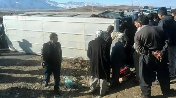 مصدومیت ۱۹ نفر بر اثر واژگونی مینی‌بوس در سنندج
