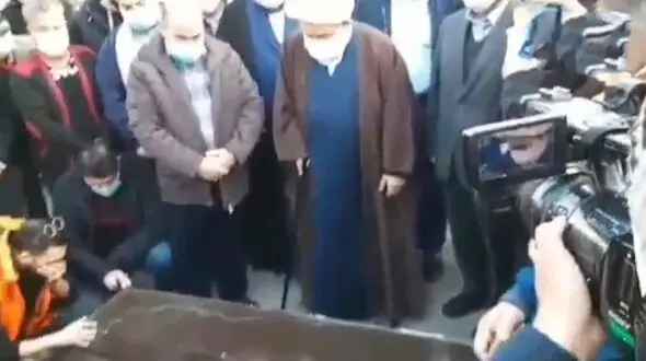 گریه‌های حجت‌الاسلام شیخ حسین انصاریان، بر پیکر برادرزاده‌اش