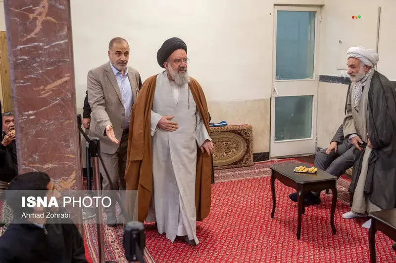 آیت الله سیداحمد خاتمی از اعضای هیئت رئیسه مجلس خبرگان رهبری با حضور در بیت آیت الله مکارم شیرازی و در مراسم جشن میلاد حضرت علی(ع)، دست این مرجع تقلید برجسته را بوسید.